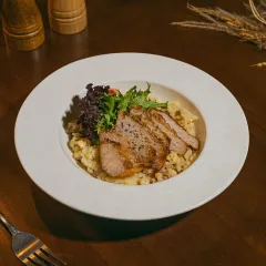 剝皮梅松阪豬肉燉飯